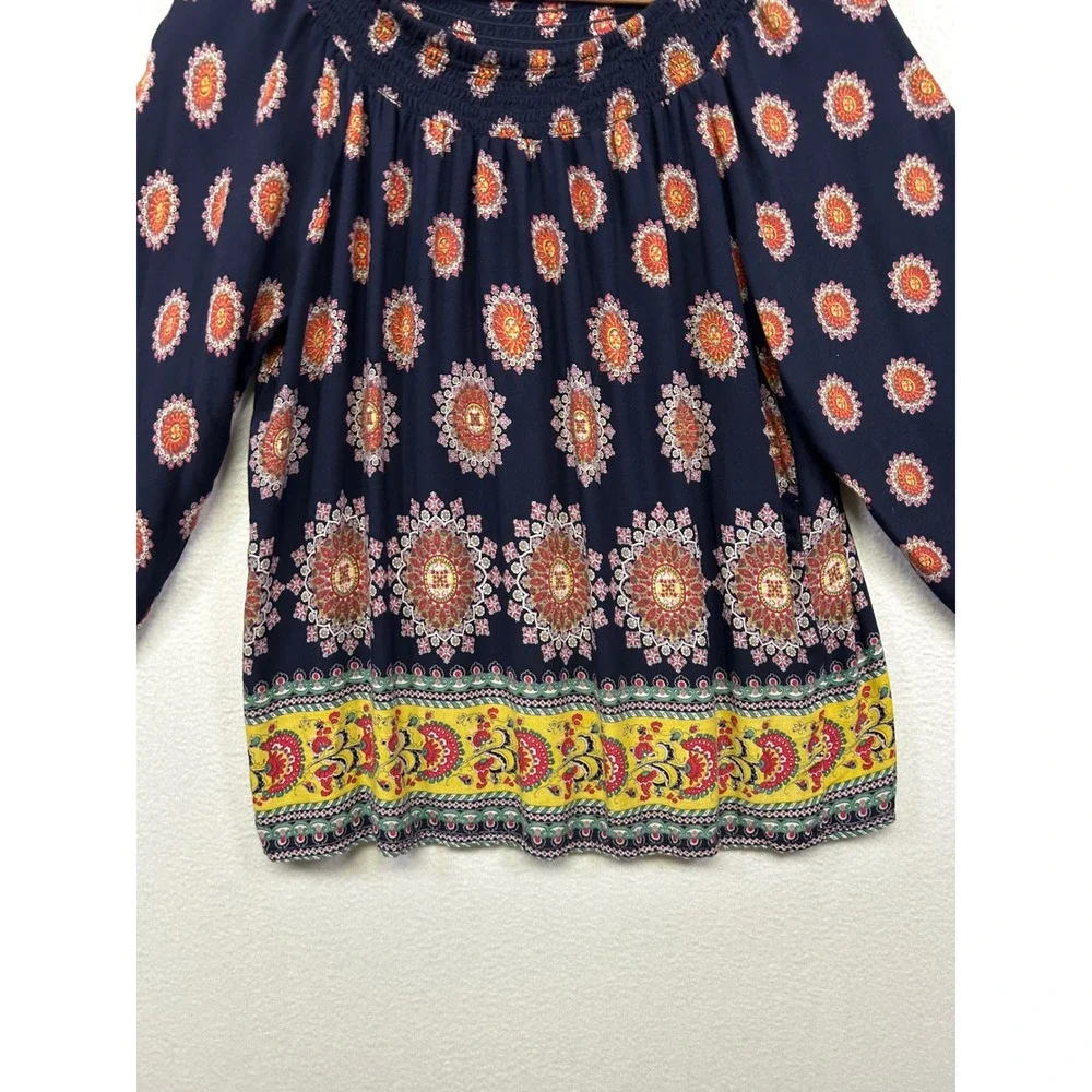 Japna blouse features